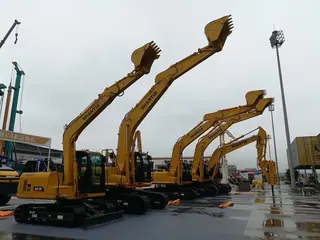 Shantui excavator (representative photograph)